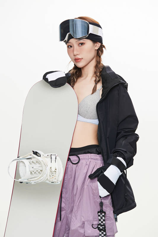 穿戴齐全单板滑雪装备的亚洲美女图片
