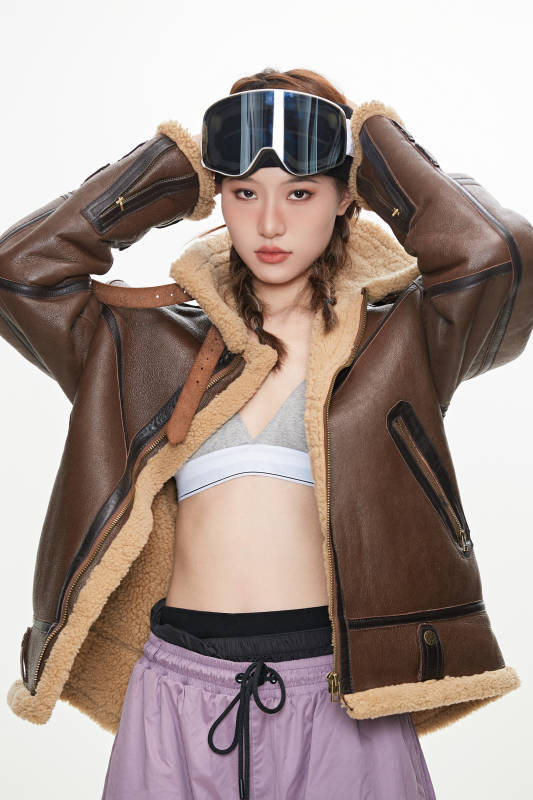 穿戴齐全单板滑雪装备的亚洲美女图片