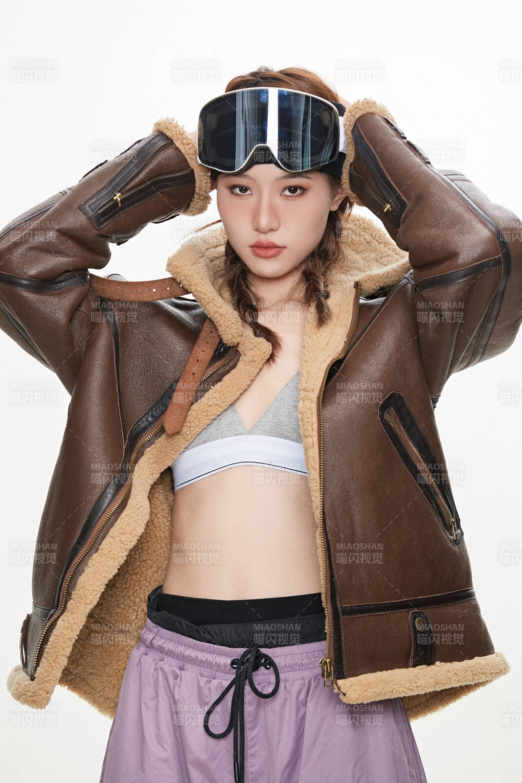 穿戴齐全单板滑雪装备的亚洲美女图片