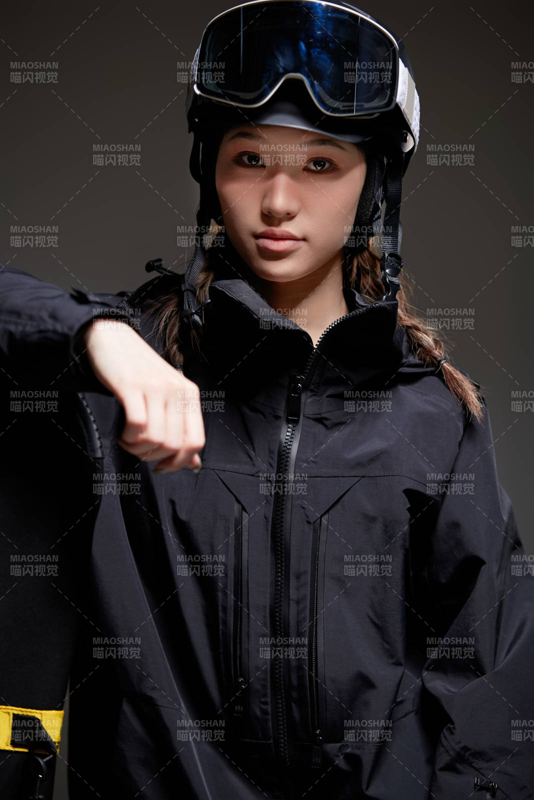 穿戴齐全单板滑雪装备的亚洲美女图片