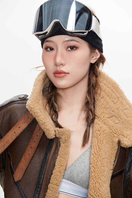 穿戴齐全单板滑雪装备的亚洲美女图片