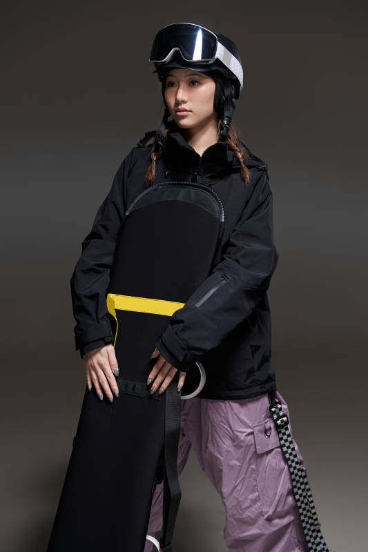 穿戴齐全单板滑雪装备的亚洲美女图片