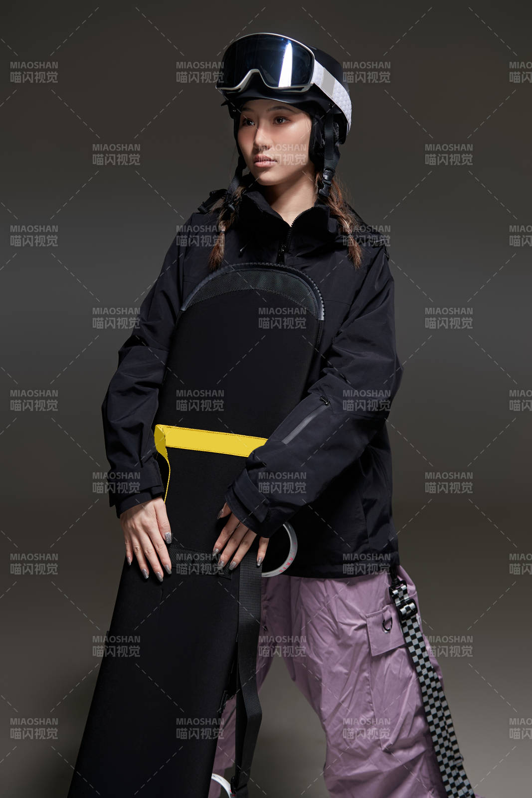 穿戴齐全单板滑雪装备的亚洲美女图片