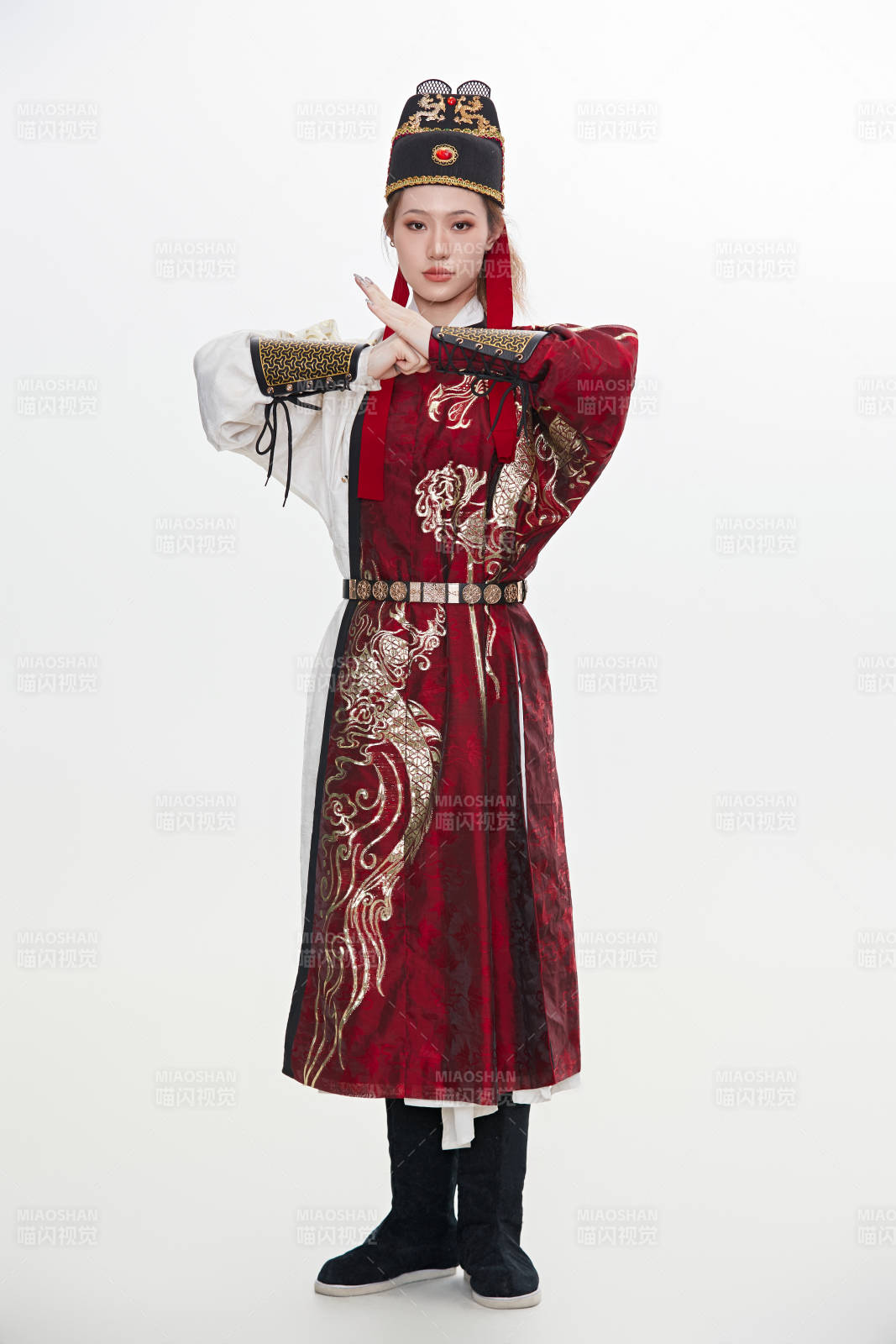 身穿武侠古风汉服英气十足的亚洲美女图片