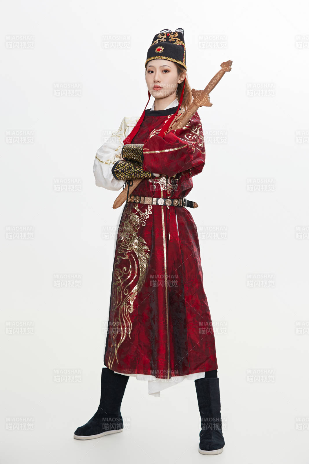 身穿武侠古风汉服英气十足的亚洲美女图片