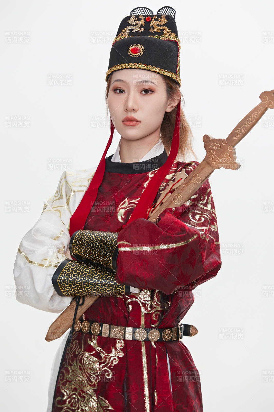 身穿武侠古风汉服英气十足的亚洲美女图片