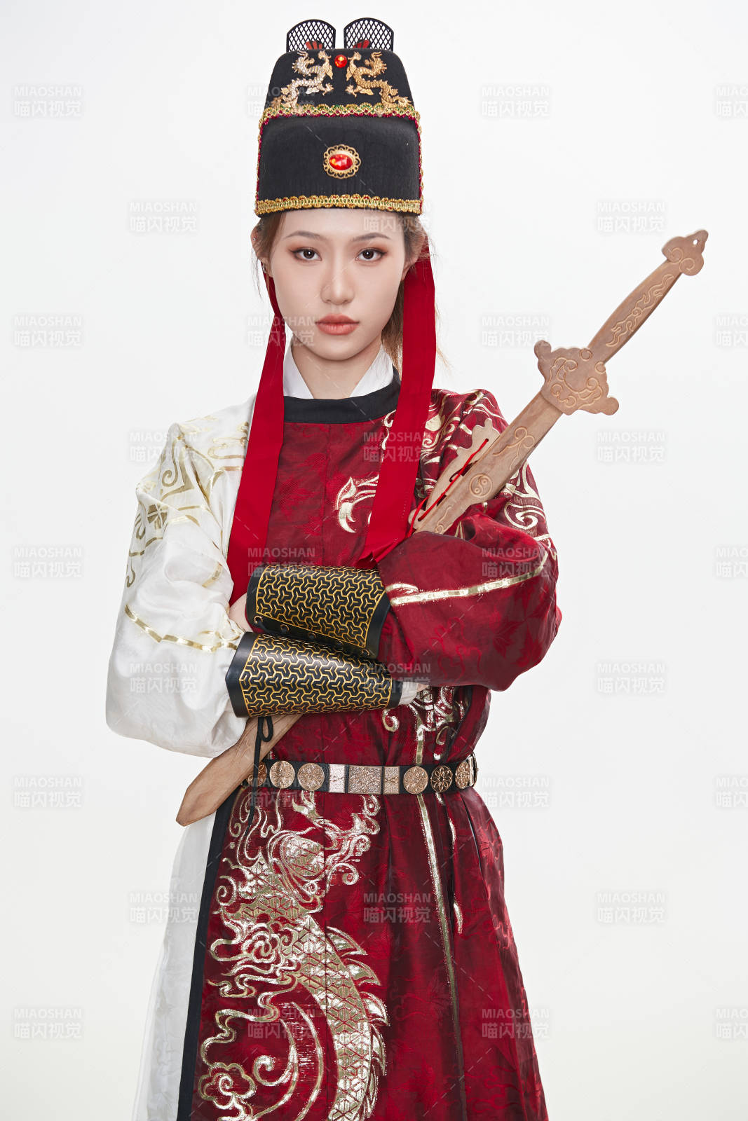 身穿武侠古风汉服英气十足的亚洲美女图片