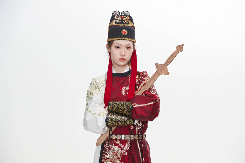 身穿武侠古风汉服英气十足的亚洲美女图片