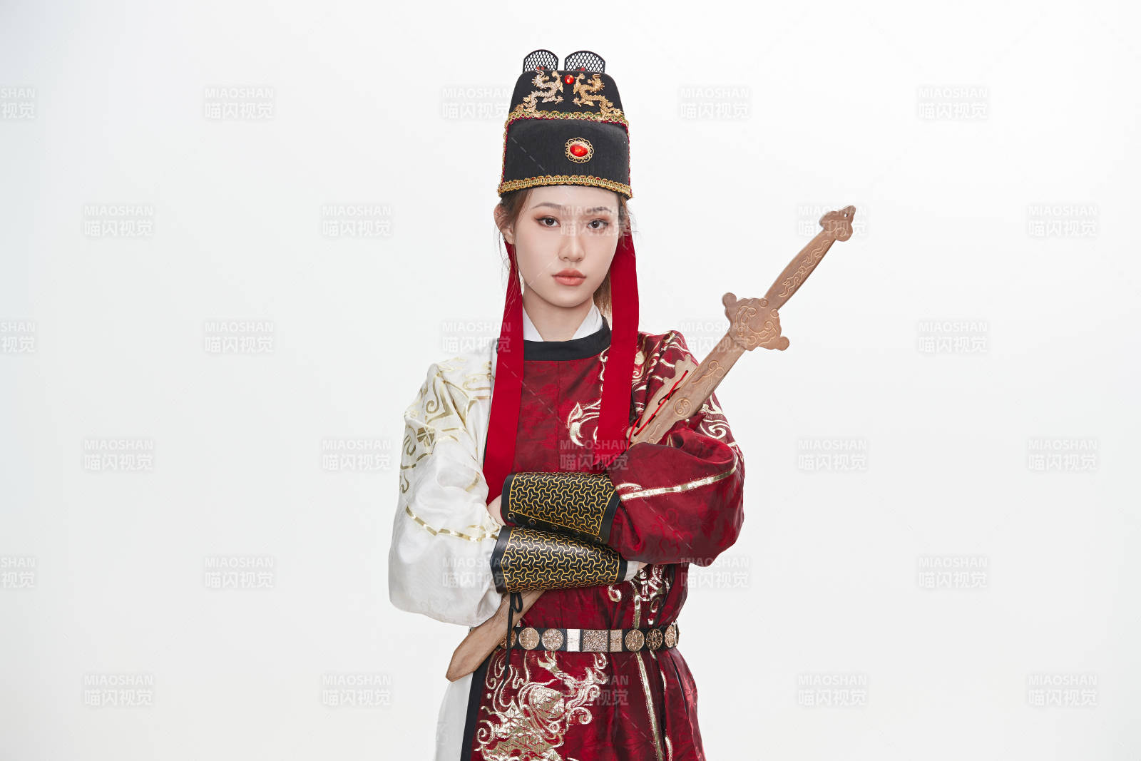 身穿武侠古风汉服英气十足的亚洲美女图片