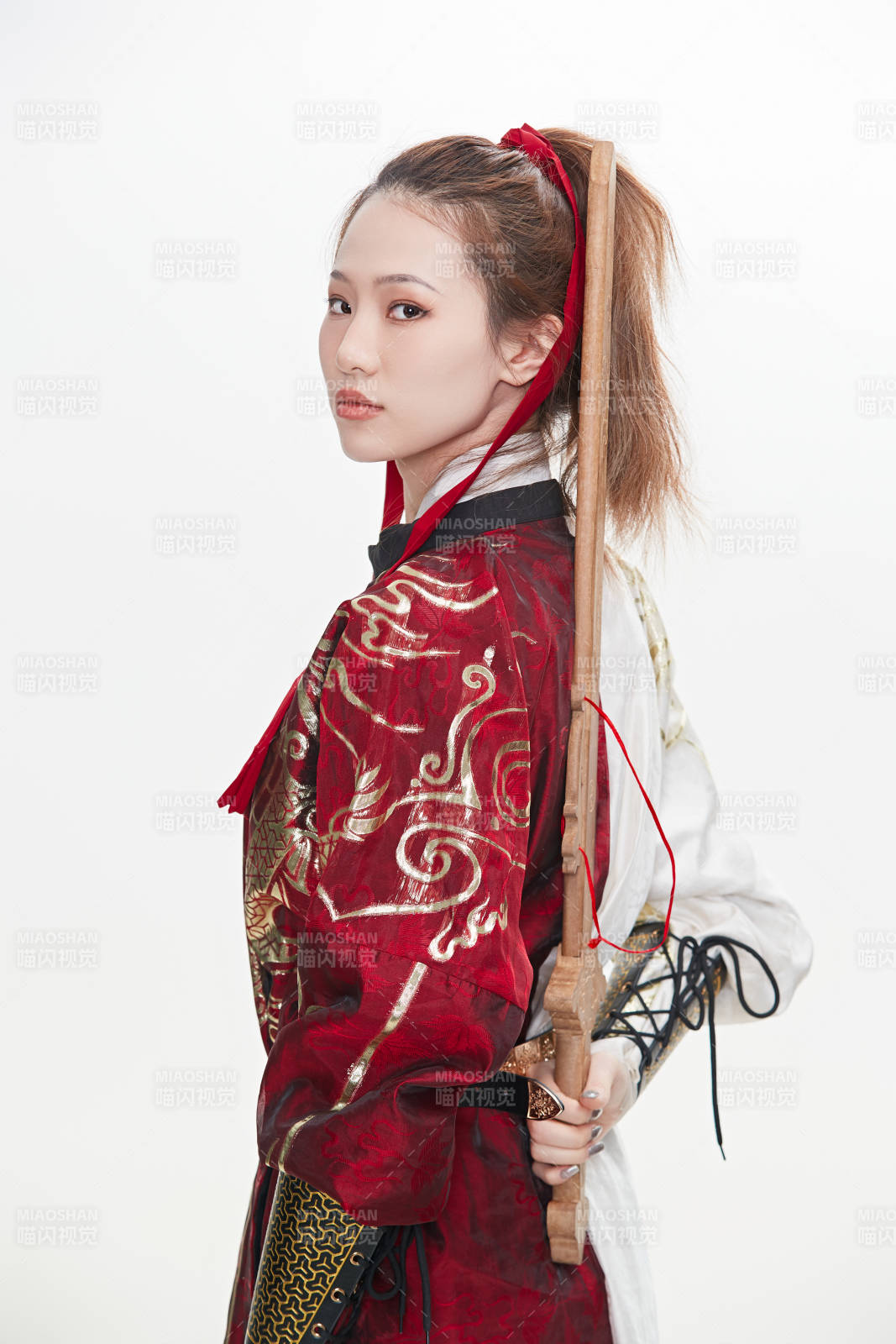 身穿武侠古风汉服英气十足的亚洲美女图片