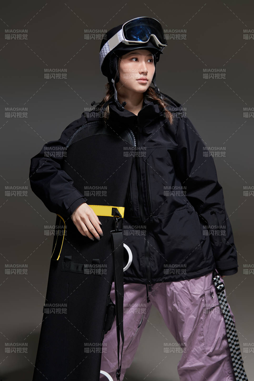 穿戴齐全单板滑雪装备的亚洲美女图片