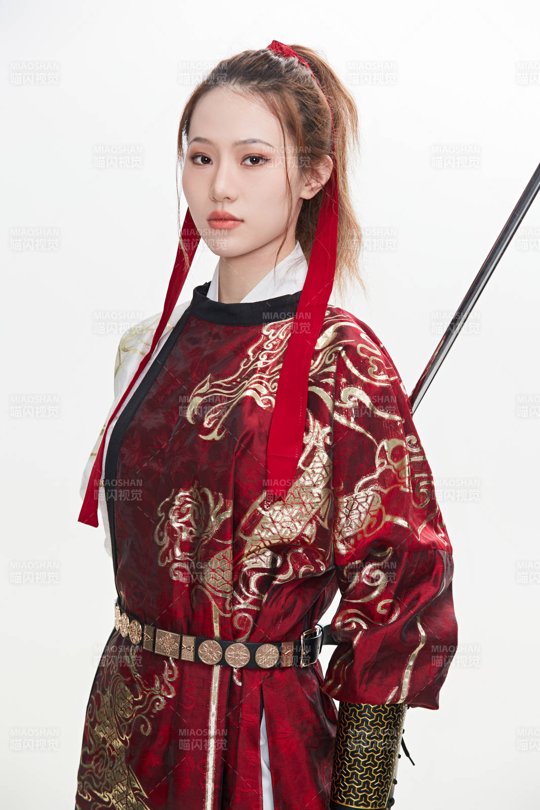 身穿武侠古风汉服英气十足的亚洲美女图片