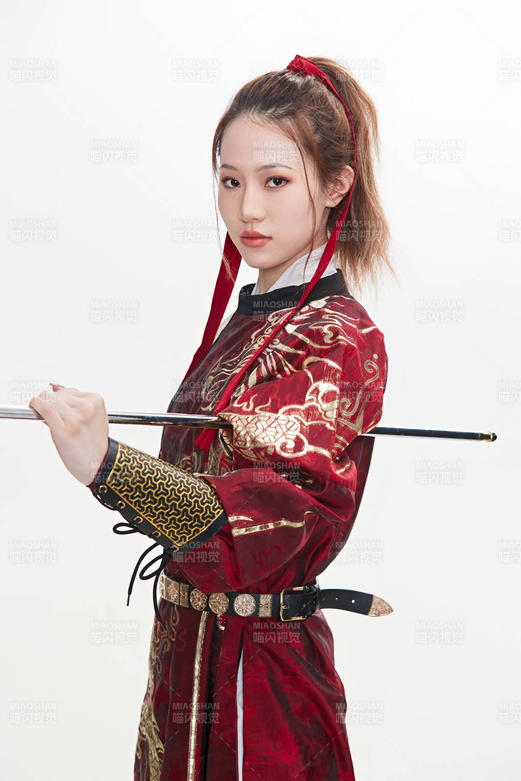 身穿武侠古风汉服英气十足的亚洲美女图片