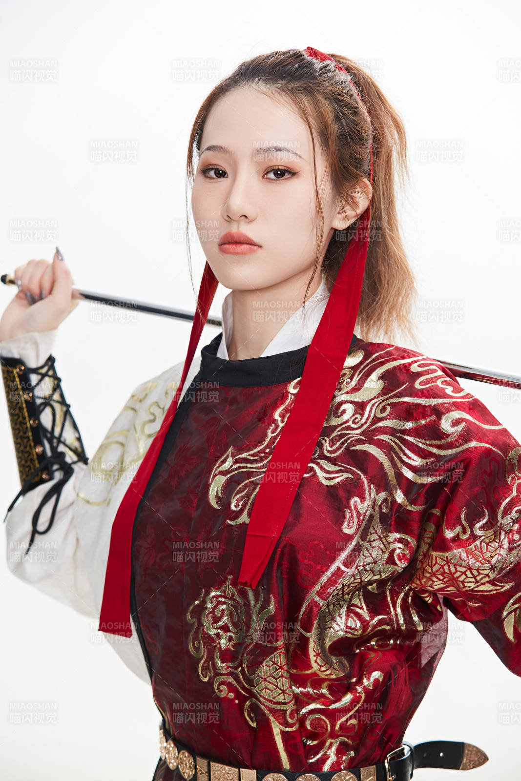 身穿武侠古风汉服英气十足的亚洲美女图片