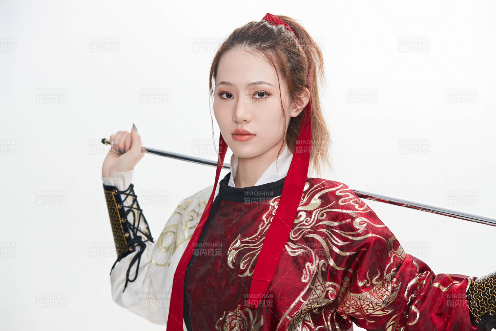 身穿武侠古风汉服英气十足的亚洲美女图片
