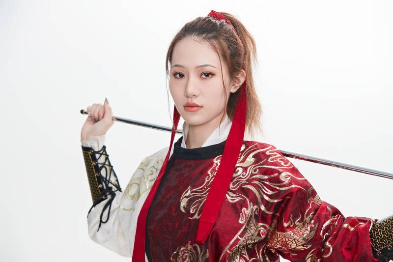 身穿武侠古风汉服英气十足的亚洲美女图片