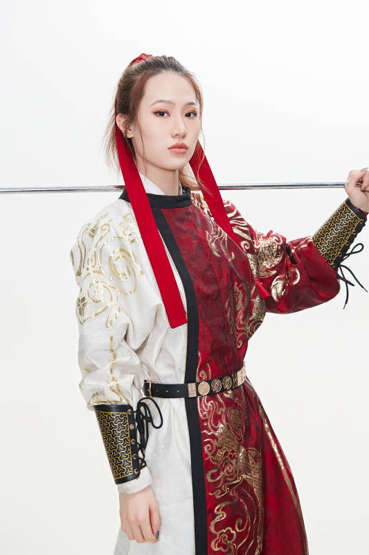 身穿武侠古风汉服英气十足的亚洲美女图片