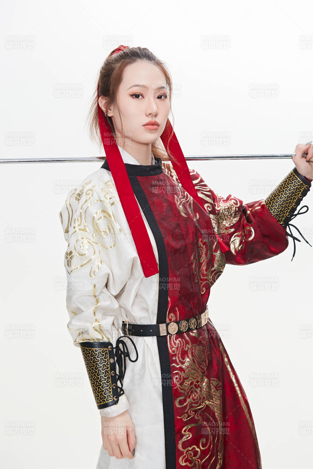 身穿武侠古风汉服英气十足的亚洲美女图片