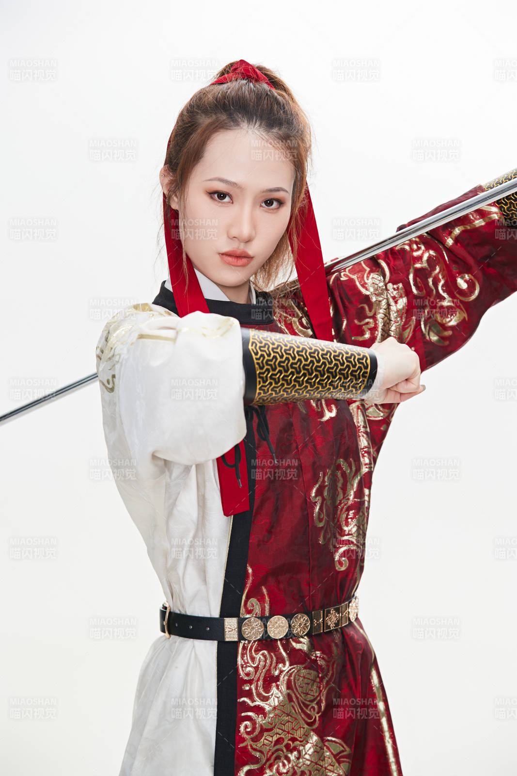身穿武侠古风汉服英气十足的亚洲美女图片