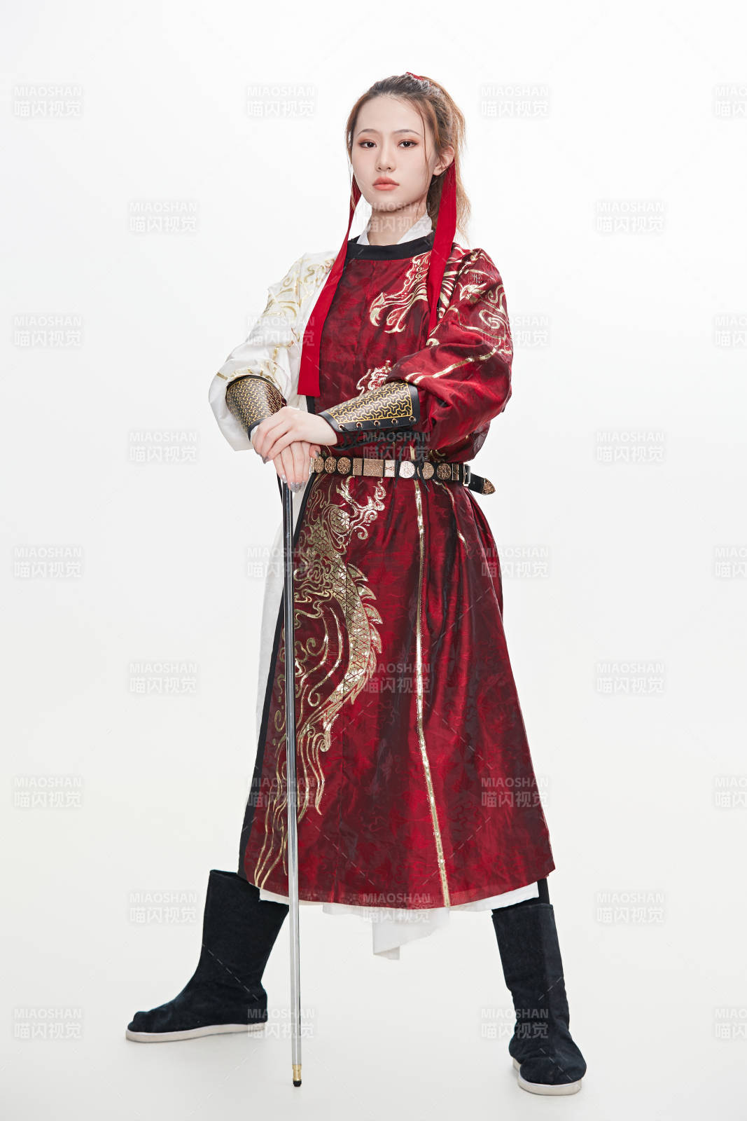 身穿武侠古风汉服英气十足的亚洲美女图片