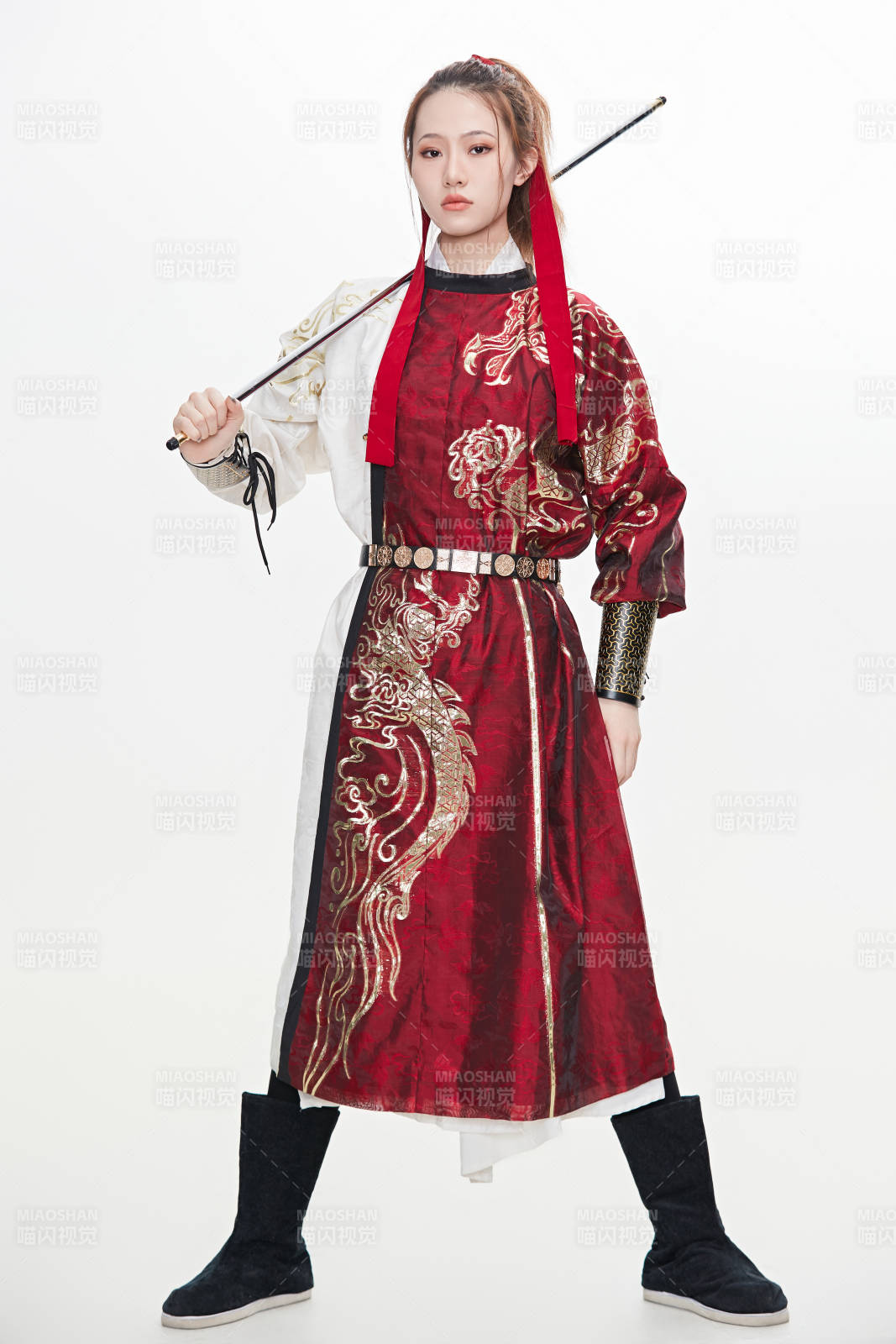 身穿武侠古风汉服英气十足的亚洲美女图片