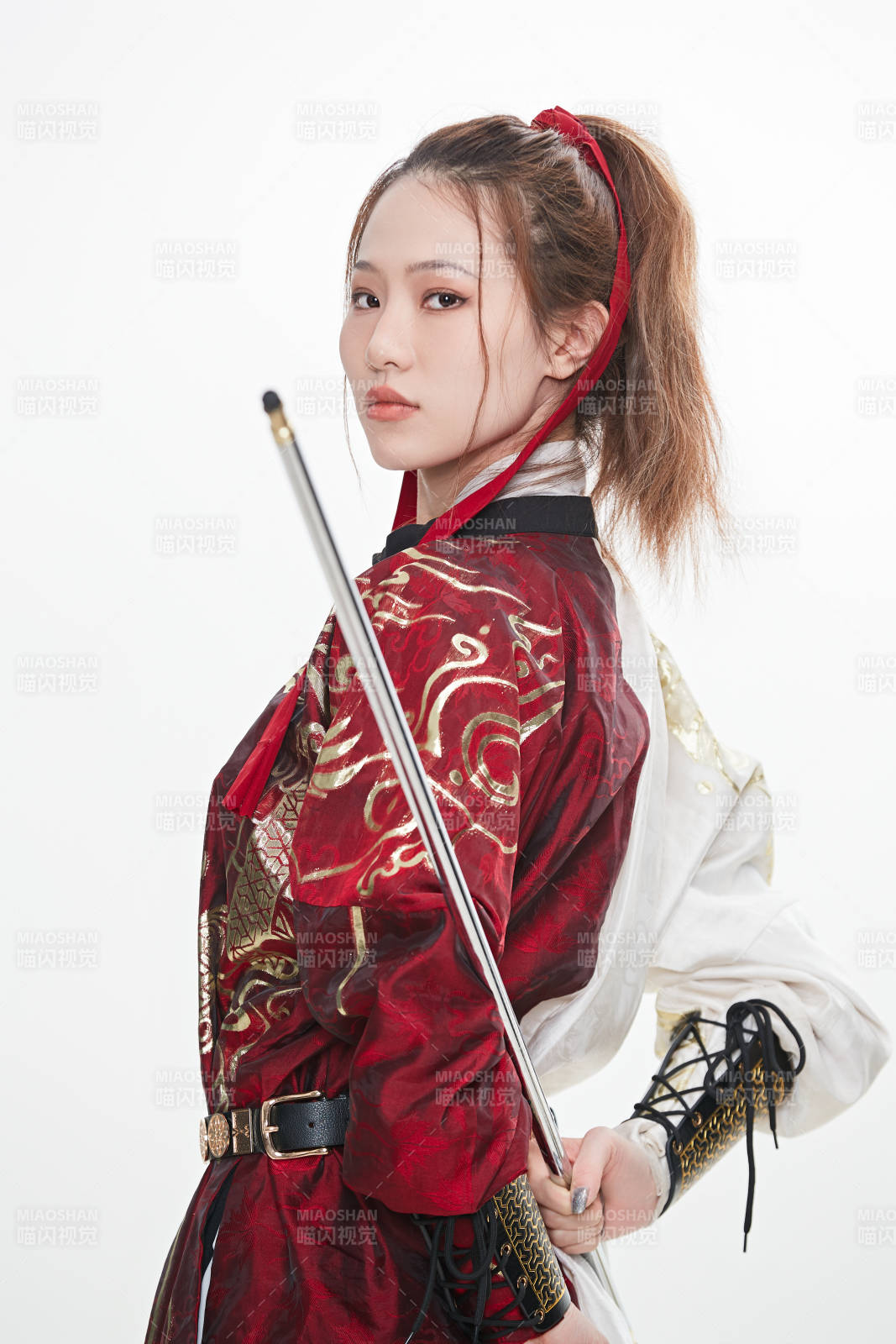 身穿武侠古风汉服英气十足的亚洲美女图片