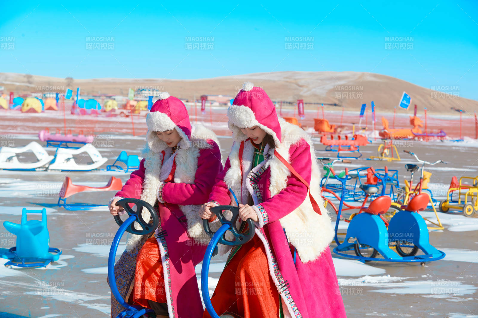 冬天在冻结湖面玩嬉戏滑冰的闺蜜少女图片