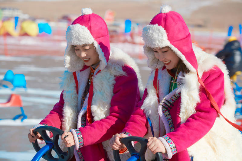 冬天在冻结湖面玩嬉戏滑冰的闺蜜少女图片