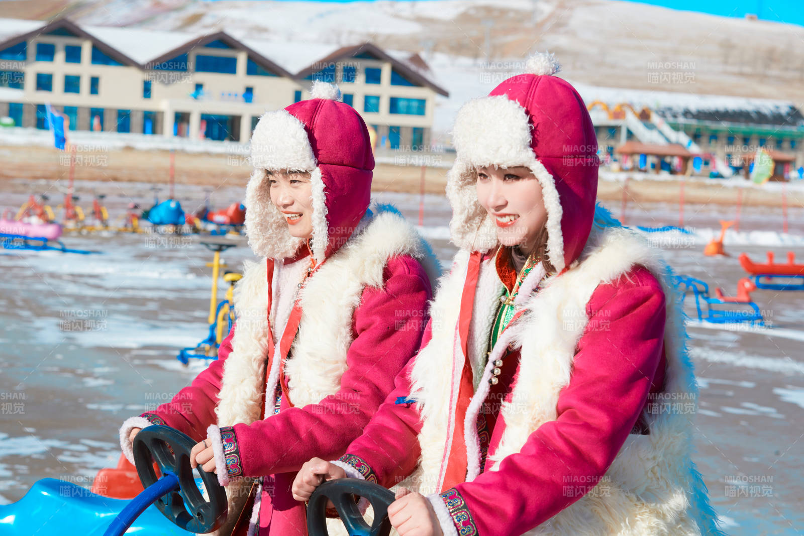 冬天在冻结湖面玩嬉戏滑冰的闺蜜少女图片