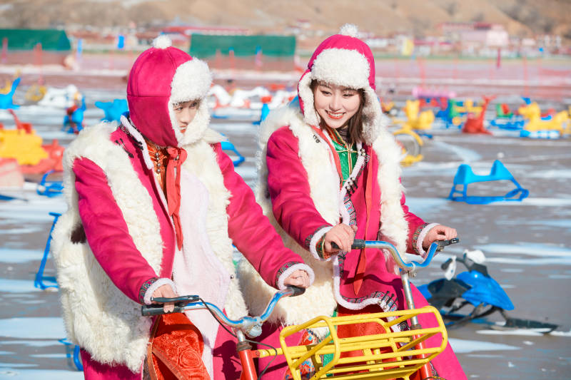 冬天在冻结湖面玩嬉戏滑冰的闺蜜少女图片