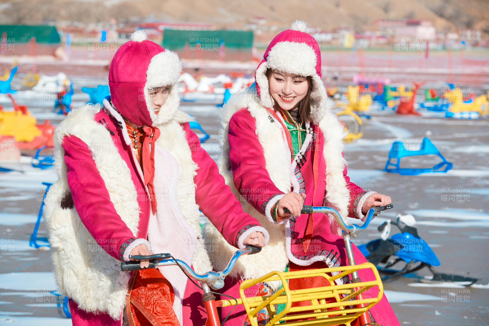 冬天在冻结湖面玩嬉戏滑冰的闺蜜少女图片