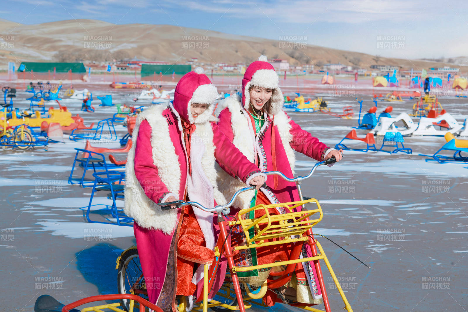 冬天在冻结湖面玩嬉戏滑冰的闺蜜少女图片