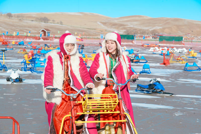 冬天在冻结湖面玩嬉戏滑冰的闺蜜少女图片