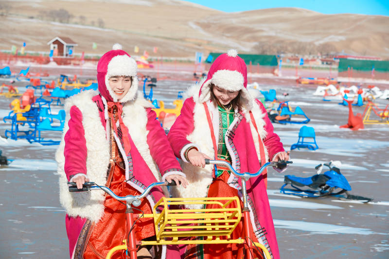 冬天在冻结湖面玩嬉戏滑冰的闺蜜少女图片