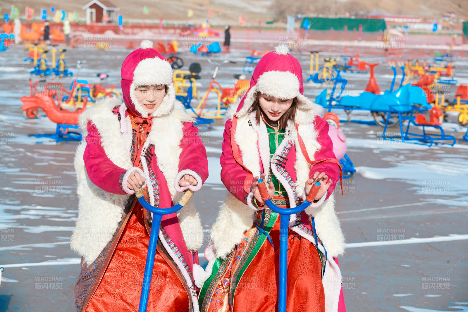 冬天在冻结湖面玩嬉戏滑冰的闺蜜少女图片