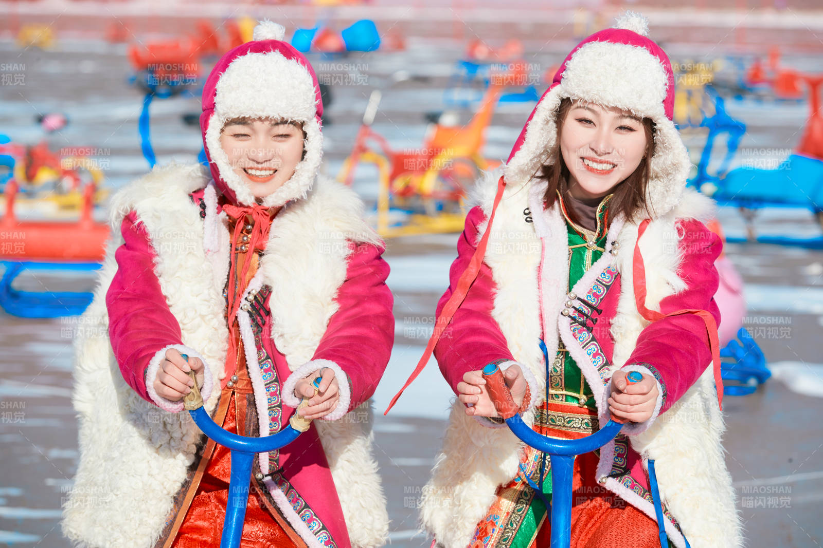 冬天在冻结湖面玩嬉戏滑冰的闺蜜少女图片