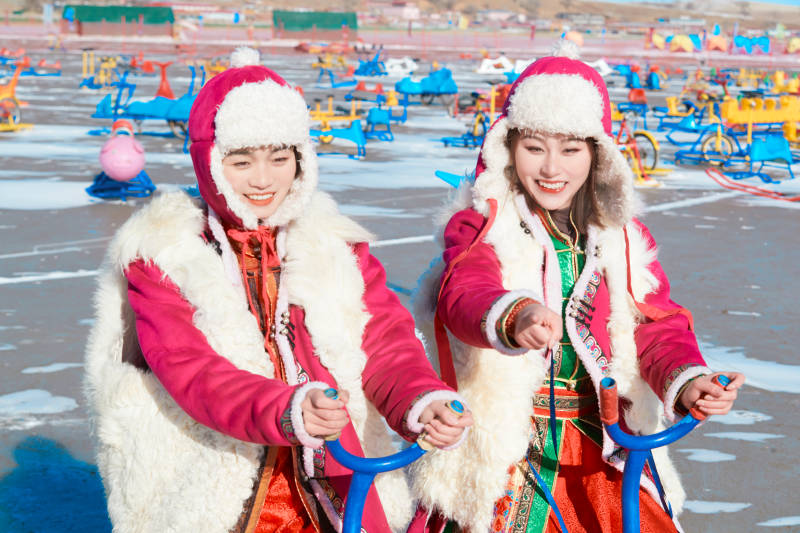 冬天在冻结湖面玩嬉戏滑冰的闺蜜少女图片