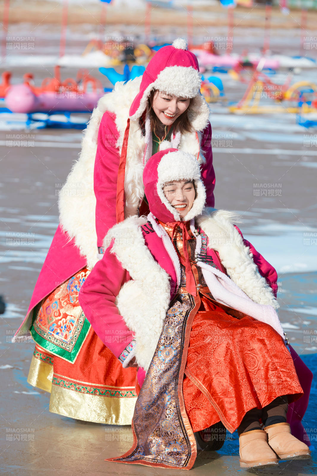 冬天在冻结湖面玩嬉戏滑冰的闺蜜少女图片