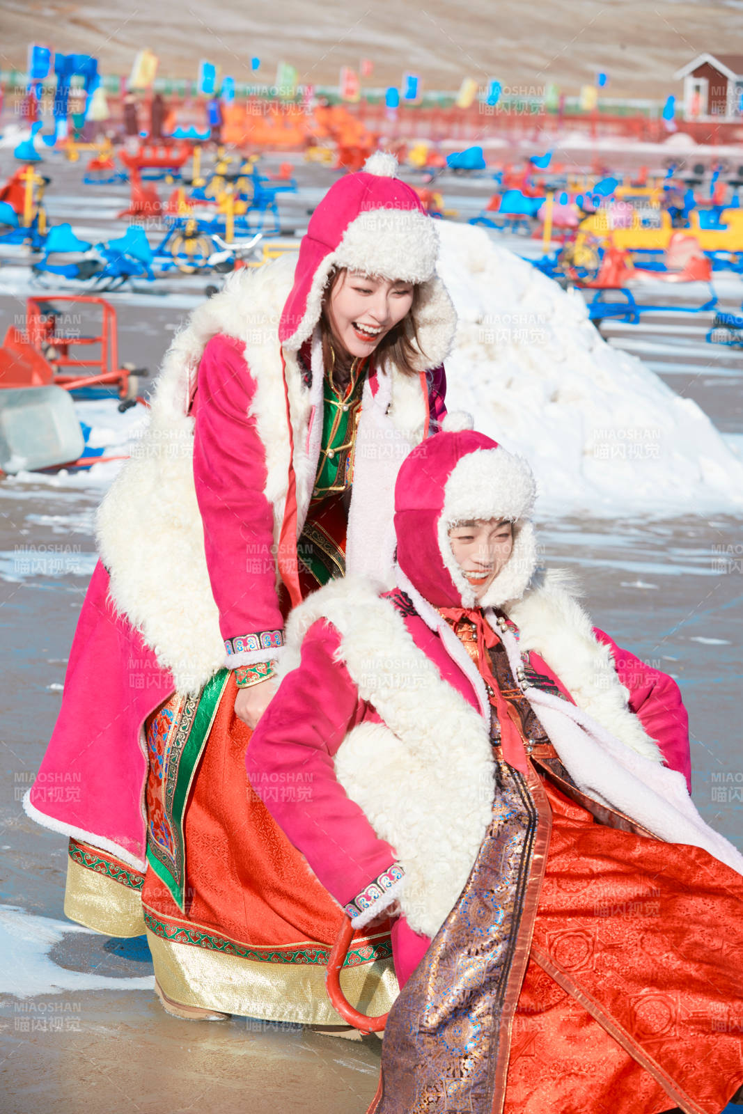 冬天在冻结湖面玩嬉戏滑冰的闺蜜少女图片