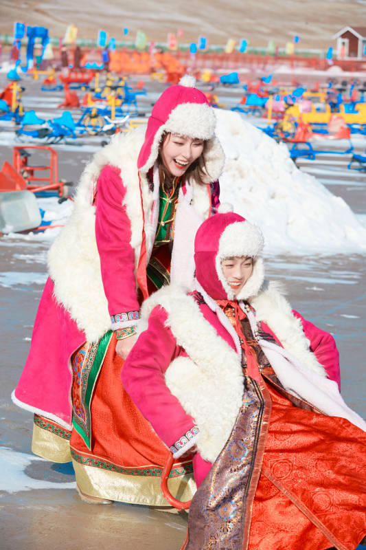 冬天在冻结湖面玩嬉戏滑冰的闺蜜少女图片