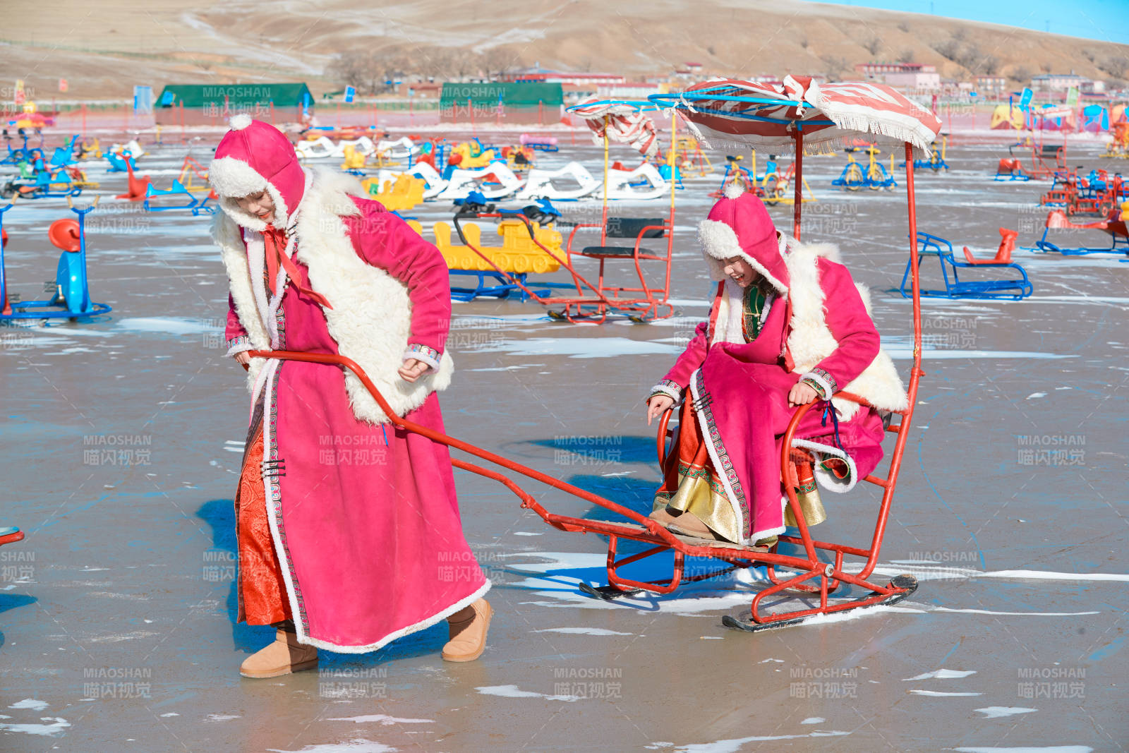 冬天在冻结湖面玩嬉戏滑冰的闺蜜少女图片