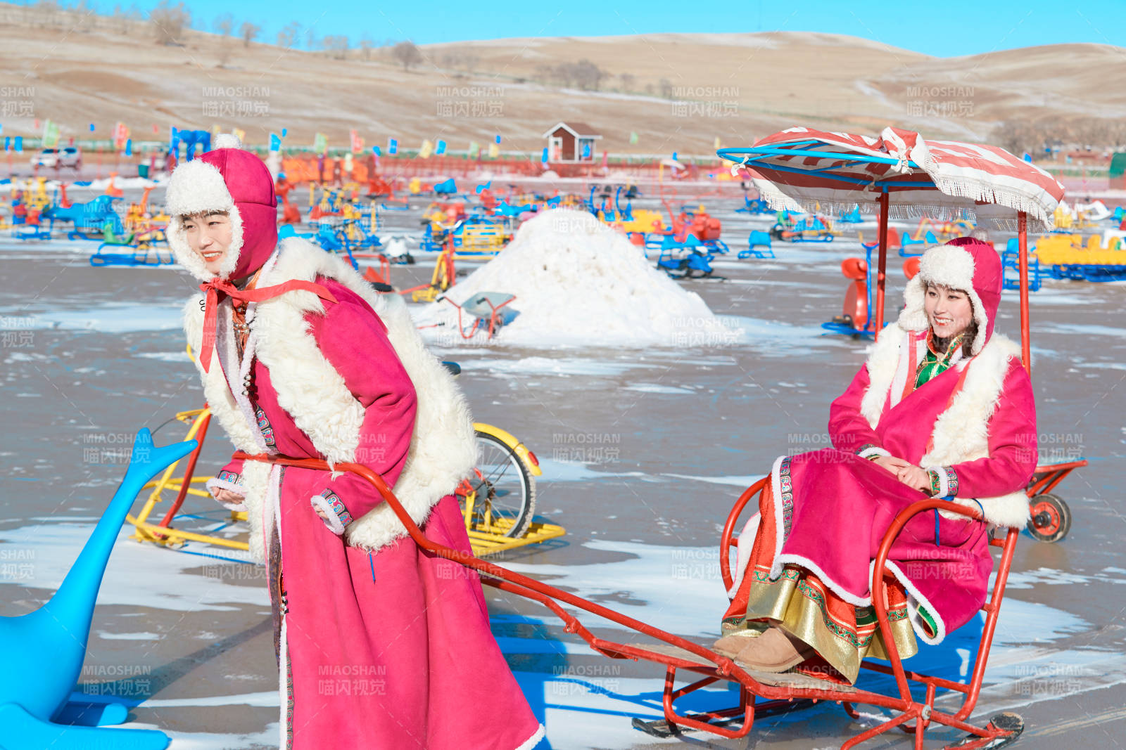 冬天在冻结湖面玩嬉戏滑冰的闺蜜少女图片