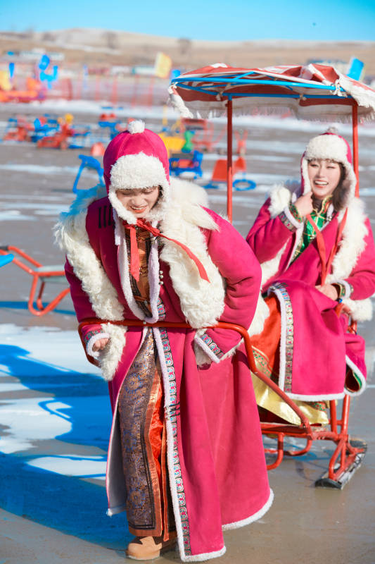 冬天在冻结湖面玩嬉戏滑冰的闺蜜少女图片