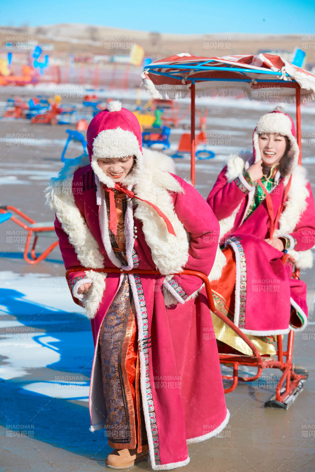 冬天在冻结湖面玩嬉戏滑冰的闺蜜少女图片