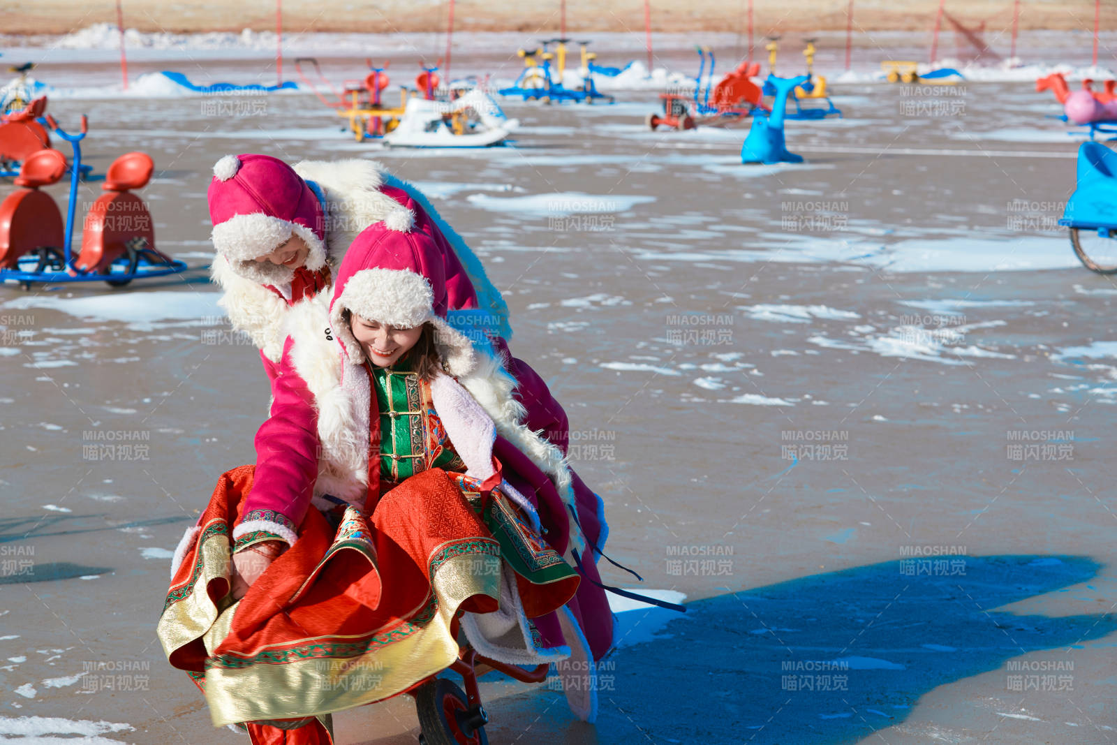 冬天在冻结湖面玩嬉戏滑冰的闺蜜少女图片