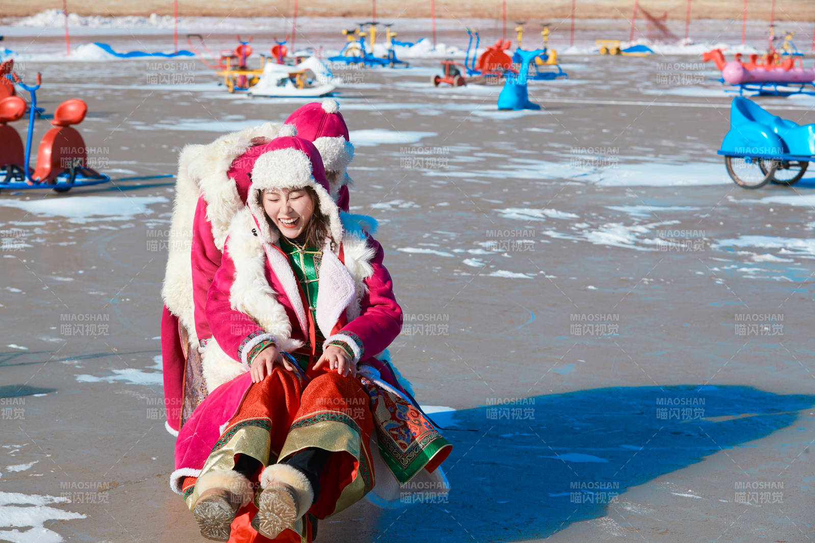 冬天在冻结湖面玩嬉戏滑冰的闺蜜少女图片