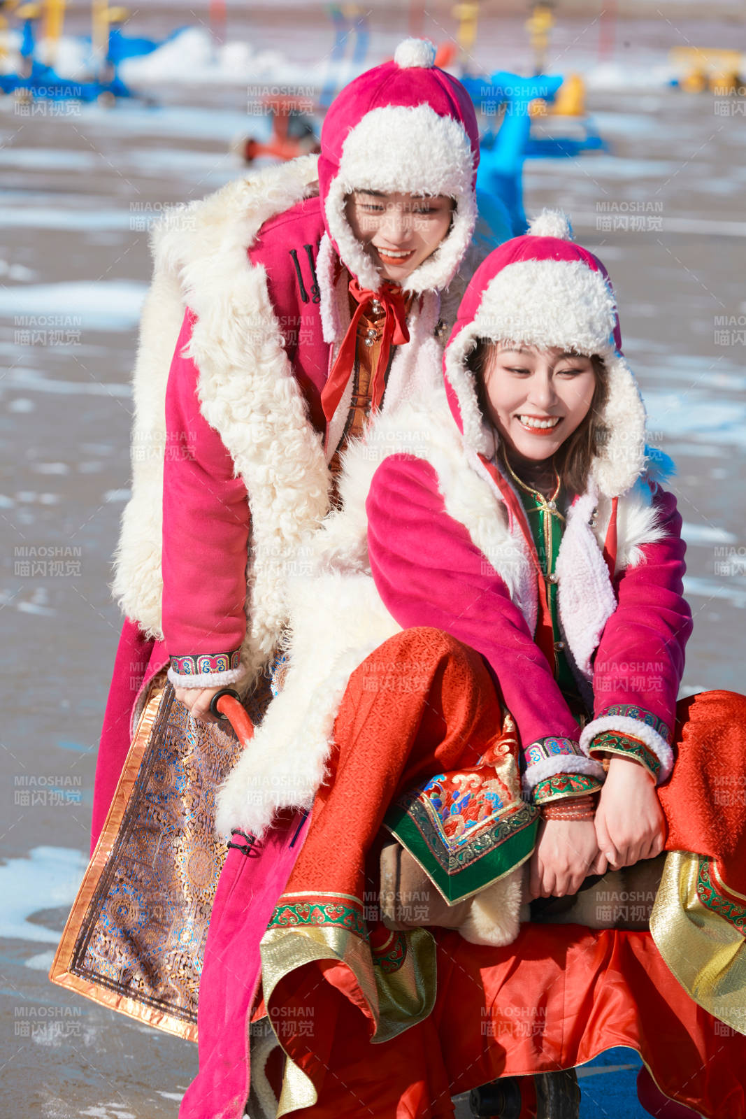 冬天在冻结湖面玩嬉戏滑冰的闺蜜少女图片