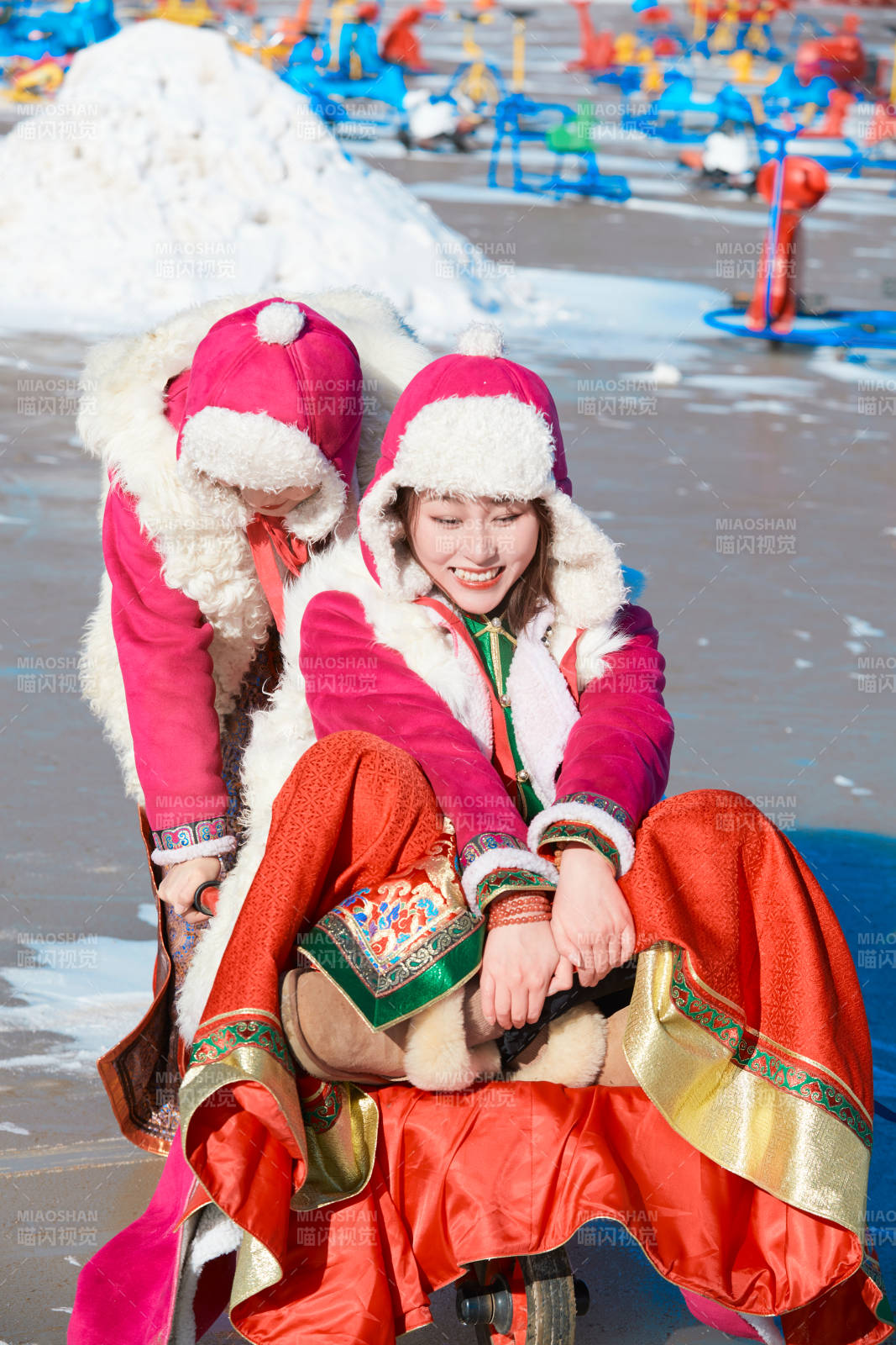 冬天在冻结湖面玩嬉戏滑冰的闺蜜少女图片