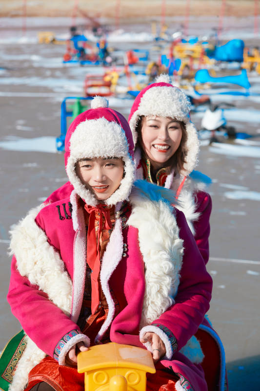 冬天在冻结湖面玩嬉戏滑冰的闺蜜少女图片