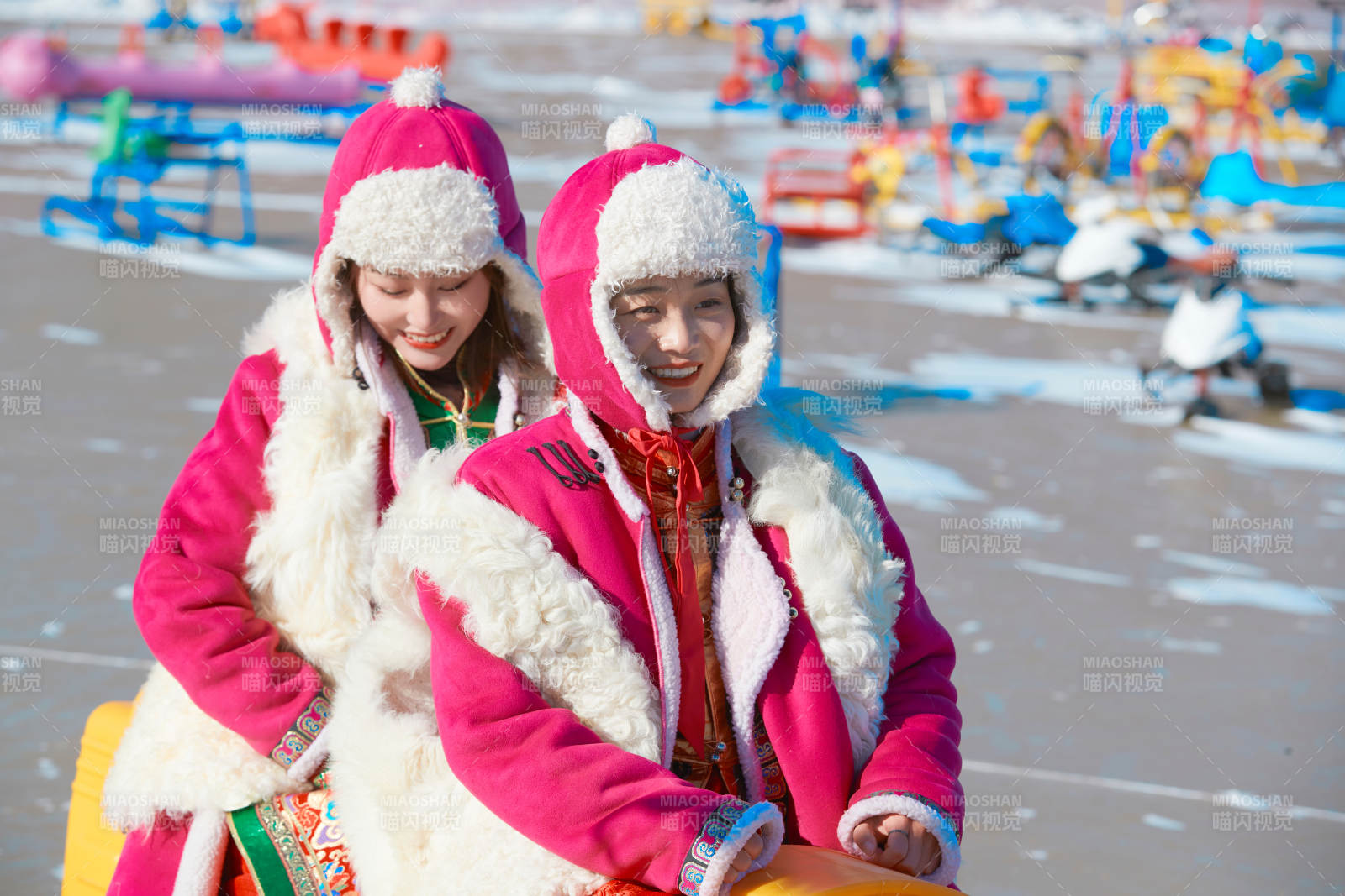 冬天在冻结湖面玩嬉戏滑冰的闺蜜少女图片